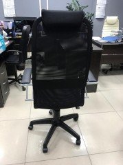 Компьютерное кресло со спинкой из сетки