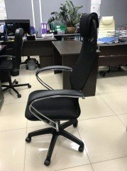 Компьютерное кресло с подлокотниками
